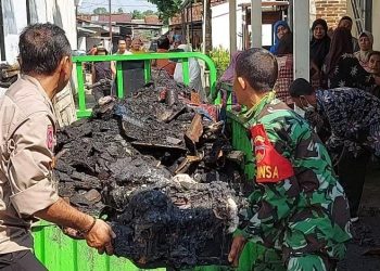 Polsek Purwokerto Selatan Polresta Banyumas, Polda Jateng, melaksanakan kerja bakti dan pemberian bantuan kepada keluarga korban kebakaran rumah milik Wahyu Purwadi