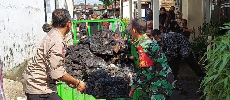 Polsek Purwokerto Selatan Polresta Banyumas, Polda Jateng, melaksanakan kerja bakti dan pemberian bantuan kepada keluarga korban kebakaran rumah milik Wahyu Purwadi