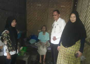 Kepala desa Candinata H. Sukardi beserta Istri menyempatkan diri untuk menjenguk ke salah satu warga yang sedang sakit, Rabu (10/05/2023).
