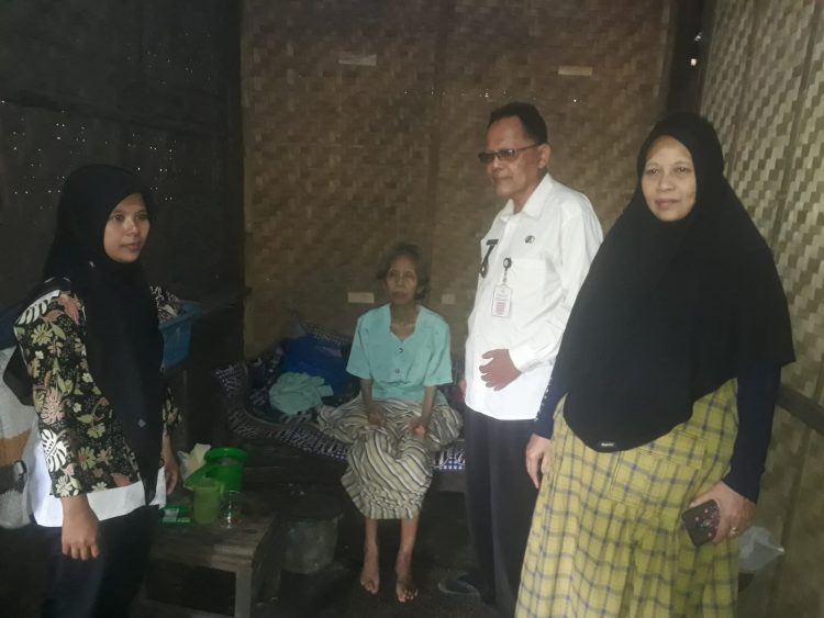 Kepala desa Candinata H. Sukardi beserta Istri menyempatkan diri untuk menjenguk ke salah satu warga yang sedang sakit, Rabu (10/05/2023).