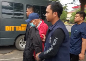 AA alias Atek, tersangka kasus pemalsuan surat tanah di Simalungun digiring ke ruang Dit Tahti Polda Sumut, Selasa (9/5/2023). (Foto Dok/ Polda Sumut)
