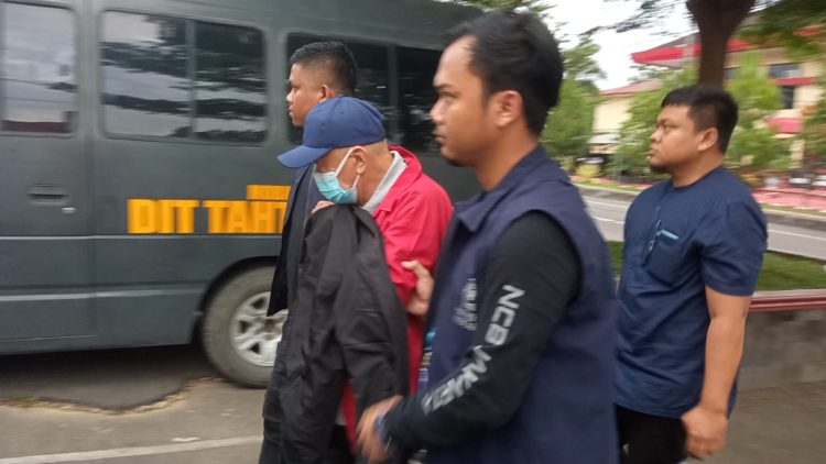 AA alias Atek, tersangka kasus pemalsuan surat tanah di Simalungun digiring ke ruang Dit Tahti Polda Sumut, Selasa (9/5/2023). (Foto Dok/ Polda Sumut)