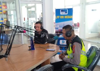 Panit Lantas Polsek Medan Kota, Ipda Irwansyah yang didampingi perwakilan dari Humas Polda Sumut, Baur Subbid Penmas, Aiptu Widodo berdialog dengan pemirsa pada acara Dialog Interaktif Polda Sumut di Channel 94,3 FM Pro 1 RRI Medan, Jalan Gatot Subroto 214 Medan, Rabu (10/5/2023). (Foto Dok/ Polda Sumut)