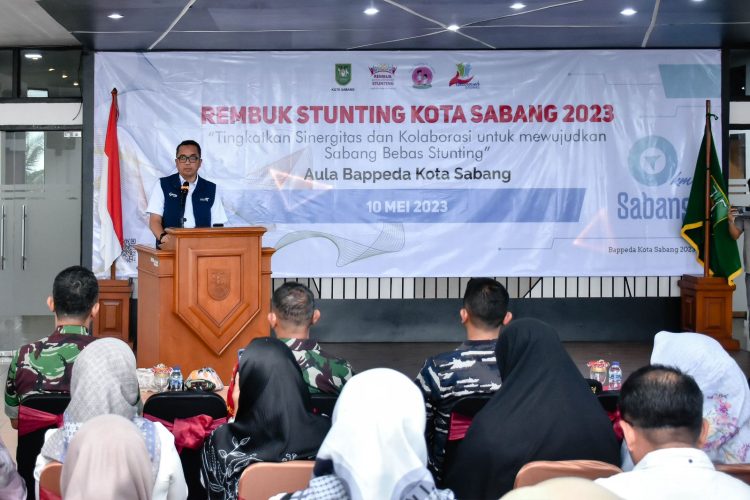 Pj Wali Kota Sabang ketika membuka Rembuk Stunting Tingkat Kota Sabang Tahun 2023, yang berlangsung di Aula Bappeda, Rabu (10/5/23)
