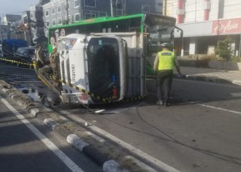 Truk kosong terbalik setelah menabrak tiang listrik di Jalan Sisingamangaraja diduga akibat sopir mengantuk, Rabu (10/5). (Foto Dok/ Polsek Medan Kota)