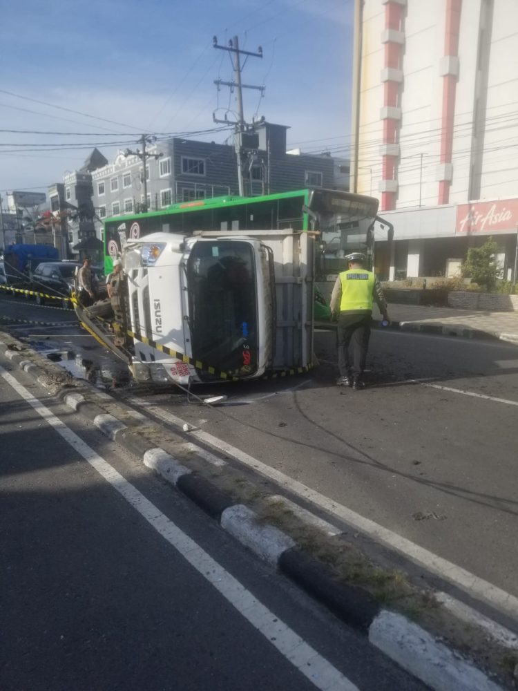 Truk kosong terbalik setelah menabrak tiang listrik di Jalan Sisingamangaraja diduga akibat sopir mengantuk, Rabu (10/5). (Foto Dok/ Polsek Medan Kota)
