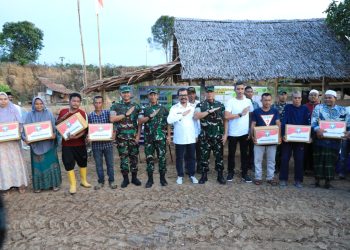 Panglima Kodam Iskandar Muda Mayor Jenderal (Mayjen) TNI Novi Helmy Prasetya, S.I.P, M.I.P, saat meninjau langsung lahan ketahanan pangan di area Kodim 0103/Aceh Utara, Rabu (10-05-2023).