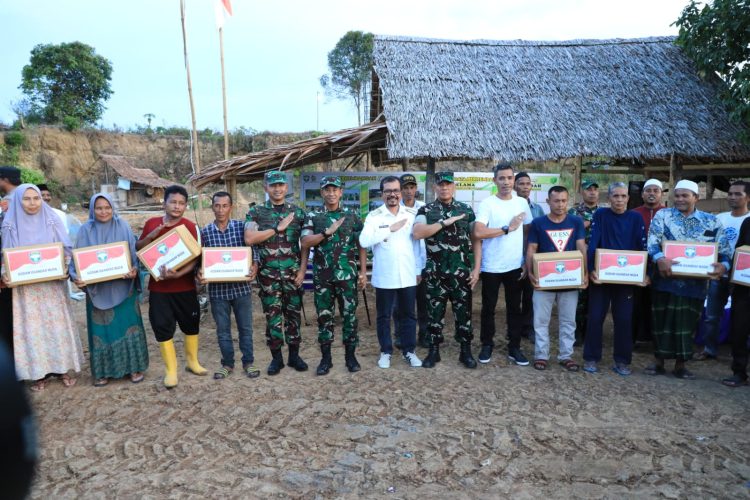 Panglima Kodam Iskandar Muda Mayor Jenderal (Mayjen) TNI Novi Helmy Prasetya, S.I.P, M.I.P, saat meninjau langsung lahan ketahanan pangan di area Kodim 0103/Aceh Utara, Rabu (10-05-2023).