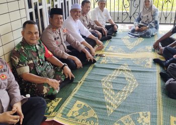 Kapolsek Samudera, AKP Saiful Bahri bersama personel mengunjungi rumah duka almarhum ibunda dari Kanit Binmas Polsek Samudera di Desa Panggoi, Muara Dua