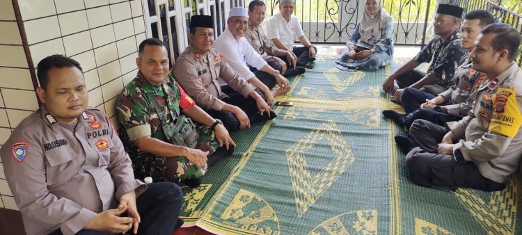 Kapolsek Samudera, AKP Saiful Bahri bersama personel mengunjungi rumah duka almarhum ibunda dari Kanit Binmas Polsek Samudera di Desa Panggoi, Muara Dua