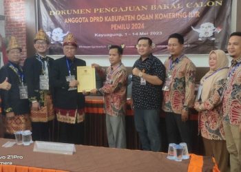 Rombongan pengurus dan kader PDIP OKI menuju kantor KPUD yang di pimpin oleh ketua DPC PDIP Kabupaten Ogan Komering Ilir Abdi Yanto, SH, MH, yang diterima komisioner KPUD Kabupaten OKI