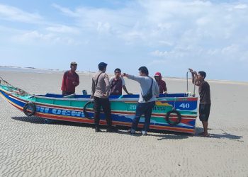 Satuan Polairud Polres Bangka Barat beserta Personil Kp. Gagak - 3011 Dit Polairud Baharkam Polri langsung turun ke lapangan untuk memberikan himbauan kepada para penambang, Rabu 10 mei 2023 Siang Hari