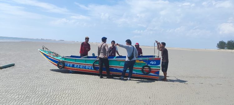 Satuan Polairud Polres Bangka Barat beserta Personil Kp. Gagak - 3011 Dit Polairud Baharkam Polri langsung turun ke lapangan untuk memberikan himbauan kepada para penambang, Rabu 10 mei 2023 Siang Hari