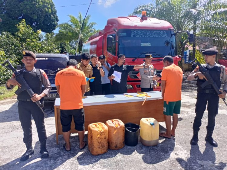 Sat Reskrim Polres Nagan Raya mengamankan sebuah mobil tangki dengan Nomor Polisi BL 8769 AD, di Desa Lhok Kecamatan Kuala Pesisir Kabupaten Nagan Raya