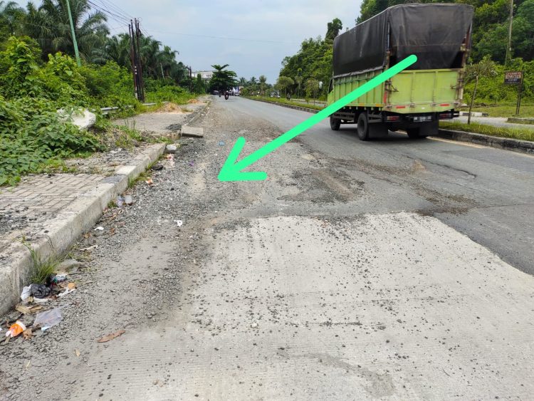 Kondisi jalan Raya Pekanbaru bangkinang, Kumantan, kecamatan Bangkinang, kabupaten kampar, Riau 28463, kamis 11 Mei. Tidak Sedikit Jalan Berlubang