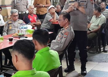 Kapolresta Manado Kombes Pol Julianto Sirait gelar Jumat Bacirita dalam rangka silaturahmi sekaligus memperkenalkan Polisi RW di Warkop Warna-warni Djarod , Jumat (12/5/2023)