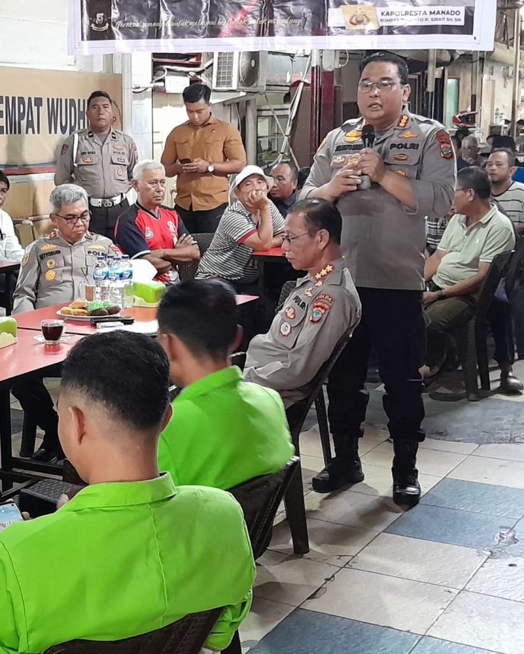 Kapolresta Manado Kombes Pol Julianto Sirait gelar Jumat Bacirita dalam rangka silaturahmi sekaligus memperkenalkan Polisi RW di Warkop Warna-warni Djarod , Jumat (12/5/2023)