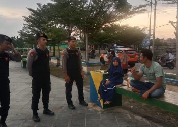 Anggota Obvit Sat Samapta Polres Bangka Barat melaksanakan patroli R4 dan dialogis ke objek vital di sekitar tempat wisata di Kecamatan Muntok, Bangka Barat