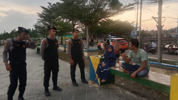 Anggota Obvit Sat Samapta Polres Bangka Barat melaksanakan patroli R4 dan dialogis ke objek vital di sekitar tempat wisata di Kecamatan Muntok, Bangka Barat