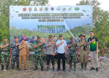 Kapolres Bangka Barat AKBP Catur Prasetiyo SIK Berkesempatan Melakukan Penanaman Mangrove Serentak jajaran TNI di seluruh Indonesia oleh Presiden RI, Senin (15/05/2023).