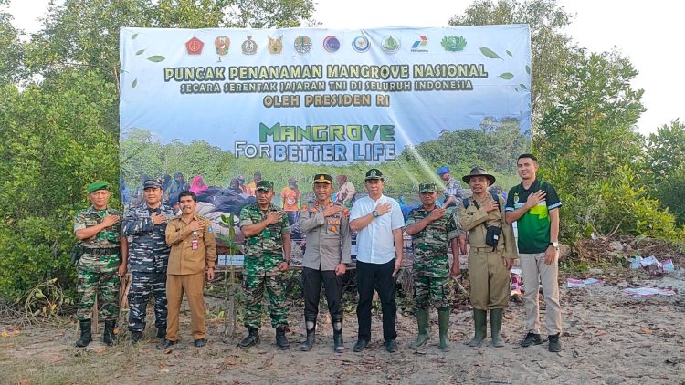 Kapolres Bangka Barat AKBP Catur Prasetiyo SIK Berkesempatan Melakukan Penanaman Mangrove Serentak jajaran TNI di seluruh Indonesia oleh Presiden RI, Senin (15/05/2023).