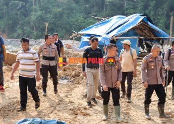 Tim gabungan dari Dittipidter Bareskrim Mabes Polri dan jajaran Polres Pasaman Barat melakukan penertiban dan penegakan hukum di lokasi yang diduga melakukan aktifitas Penambangan Emas Tanpa Izin (PETI) yang berada di Jorong Tombang, Nagari Sinuruik, Kecamatan Talamau