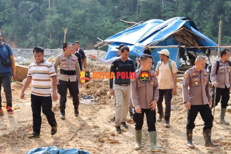 Tim gabungan dari Dittipidter Bareskrim Mabes Polri dan jajaran Polres Pasaman Barat melakukan penertiban dan penegakan hukum di lokasi yang diduga melakukan aktifitas Penambangan Emas Tanpa Izin (PETI) yang berada di Jorong Tombang, Nagari Sinuruik, Kecamatan Talamau