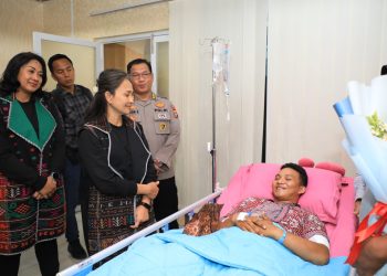 Ketua Umum Bhayangkari, Juliati Sigit Prabowo didampingi Ketua Bhayangkari Daerah Sumut Rita Panca Putra menyambangi Rumah Sakit Bhayangkara Tingkat II Medan, Jalan Wahid Hasyim, Selasa (16/5/2023). (Foto Dok/ Polda Sumut)