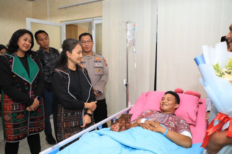 Ketua Umum Bhayangkari, Juliati Sigit Prabowo didampingi Ketua Bhayangkari Daerah Sumut Rita Panca Putra menyambangi Rumah Sakit Bhayangkara Tingkat II Medan, Jalan Wahid Hasyim, Selasa (16/5/2023). (Foto Dok/ Polda Sumut)