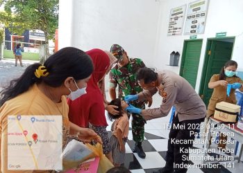 Kapolsek Porsea AKP Daniel Aritonang bersama Danramil 13/Porsea Kapten Inf Tetap Lumbantoruan dan Babinsa Koramil 13/Porsea Koptu Sitorus melaksanakan pengamanan dan pendampingan pemberian Imunisasi Sub - Pin Polio Putaran ke-2 untuk anak Balita umur 0 - 59 bulan di Kantor Puskesmas Porsea