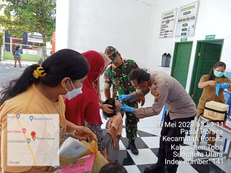 Kapolsek Porsea AKP Daniel Aritonang bersama Danramil 13/Porsea Kapten Inf Tetap Lumbantoruan dan Babinsa Koramil 13/Porsea Koptu Sitorus melaksanakan pengamanan dan pendampingan pemberian Imunisasi Sub - Pin Polio Putaran ke-2 untuk anak Balita umur 0 - 59 bulan di Kantor Puskesmas Porsea
