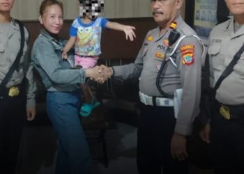 Upaya Polisi Lingkungan Tiga Kombos Timur Kecamatan Singkil Iptu Agus Taligangsing membantu anak yang terlantar dan melakukan pencarian orang tua dari anak tersebut