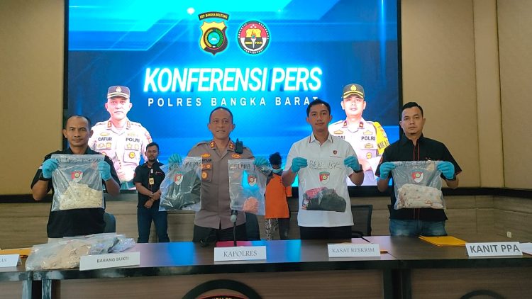 Polres Bangka Barat melaksanakan Konferensi Pers ungkap kasus 2 laporan pencabulan terhadap anak di bawah umur bertempat di gedung Catur Prasetya Mapolres Bangka Barat