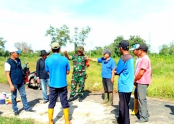 Babinsa Kel Srimulya Kec Sematang Borang Koramil 418-08/Sako, Kodim 0418/Plg Peltu Dadang Djuanda bersama Lurah Srimulya Bapak Ten Ramanda ST melakukan patroli bersama Ketua Rw 02 Bapak Teguh