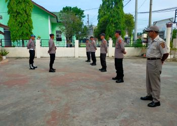 Kapolsek Muara Batu, Ipda Herman Syahputra dalam arahannya saat memimpin apel di halaman Mapolsek Muara Batu, Rabu (17/5/2023) pagi.