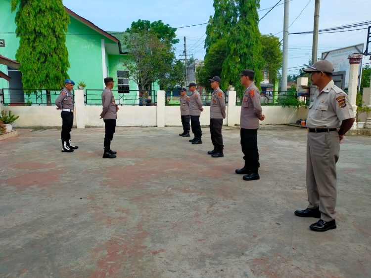 Kapolsek Muara Batu, Ipda Herman Syahputra dalam arahannya saat memimpin apel di halaman Mapolsek Muara Batu, Rabu (17/5/2023) pagi.