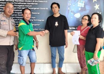 Personel Bhabinkamtibmas Polsek Pineleng Polresta Manado menyelesaikan problem Solving permasalahan kecelakaan lalu lintas ringan warga binaannya yang tejadi di Jalan raya Manado Tomohon