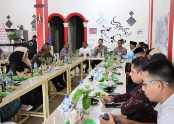 Kapolres Nagan Raya AKBP Setiyawan Eko Prasetiya, S.H.,S.I.K., Didampingi Pelaksana Harian Kapolsek Seunagan Ipda Abdul Kadir Jailani, S.AB. melakukan jum'at curhat dengan tenaga pendidikan yang berlangsung di Nagan Kupi Jeuram Kecamatan Seunagan. Jum'at (19/5/2023)