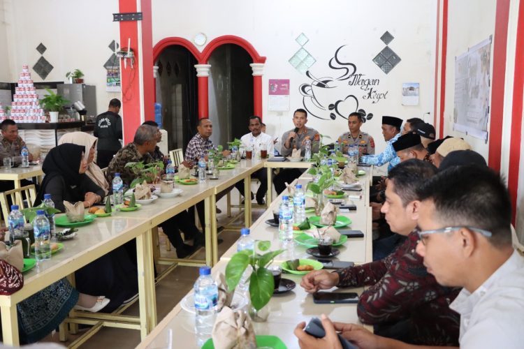 Kapolres Nagan Raya AKBP Setiyawan Eko Prasetiya, S.H.,S.I.K., Didampingi Pelaksana Harian Kapolsek Seunagan Ipda Abdul Kadir Jailani, S.AB. melakukan jum'at curhat dengan tenaga pendidikan yang berlangsung di Nagan Kupi Jeuram Kecamatan Seunagan. Jum'at (19/5/2023)