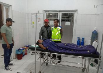 Chandra, korban tersambar kereta api dievakuasi personel Polsek Batangkuis ke Puskesmas Batangkuis untuk mendapat perawatan, Kamis (18/5/2023) dini hari (Foto Dok/ Polsek Batangkuis)