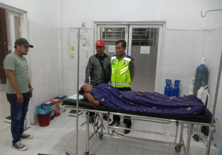 Chandra, korban tersambar kereta api dievakuasi personel Polsek Batangkuis ke Puskesmas Batangkuis untuk mendapat perawatan, Kamis (18/5/2023) dini hari (Foto Dok/ Polsek Batangkuis)