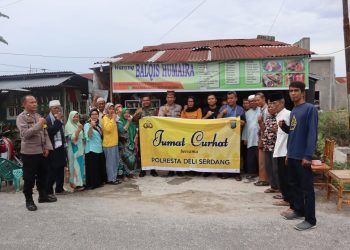 Kabag Log Polresta Deliserdang, Kompol Soedaryanto foto bersama warga dalam kegiatan Jumat Curhat, Jumat (19/5/2023). (Foto Dok/ Polresta DS)
