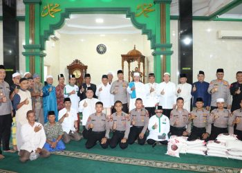 Wakapoldasu Brigjen Pol. Jawari foto bersama dengan jamaah Masjid Hidayatul Muslimin di Jalan Letda Sujono Gang Banjar Kecamatan Percut Sei Tuan, Jumat (19/5/2023). (Foto Dok/ Polda Sumut)