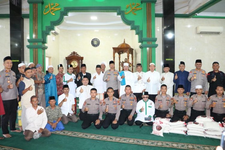 Wakapoldasu Brigjen Pol. Jawari foto bersama dengan jamaah Masjid Hidayatul Muslimin di Jalan Letda Sujono Gang Banjar Kecamatan Percut Sei Tuan, Jumat (19/5/2023). (Foto Dok/ Polda Sumut)