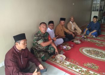 Babinsa Kel Srimulya Kec Sematang Borang Peltu Dadang Djuanda melaksanakan Kegiatan komsos bersama Lurah Srimulya Bapak Ten Ramanda ST dengan Tokoh Agama, warga masyarakat Kelurahan Srimulya bertempat di warung makan Gratis Thayyiban milik Bapak Ustad Candra