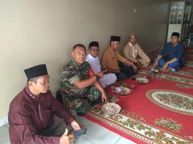 Babinsa Kel Srimulya Kec Sematang Borang Peltu Dadang Djuanda melaksanakan Kegiatan komsos bersama Lurah Srimulya Bapak Ten Ramanda ST dengan Tokoh Agama, warga masyarakat Kelurahan Srimulya bertempat di warung makan Gratis Thayyiban milik Bapak Ustad Candra