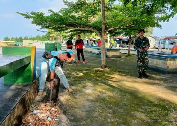 Polres Bangka Barat melaksanakan Kegiatan gotong royong bersih-bersih sampah tersebut melibatkan masyarakat, organisasi perangkat Daerah (OPD), yang juga turut serta membantu kegiatan gotong royong bersih-bersih sampah