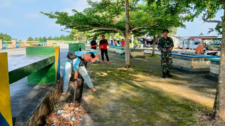 Polres Bangka Barat melaksanakan Kegiatan gotong royong bersih-bersih sampah tersebut melibatkan masyarakat, organisasi perangkat Daerah (OPD), yang juga turut serta membantu kegiatan gotong royong bersih-bersih sampah