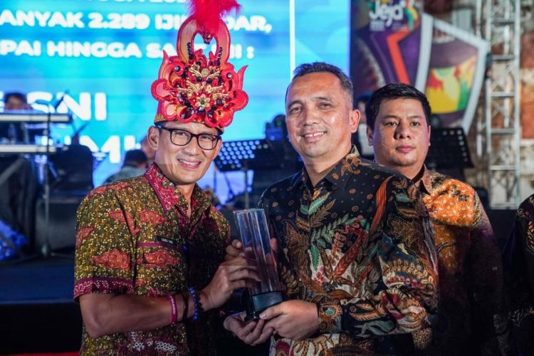 Penghargaan diberikan langsung oleh Menteri Pariwisata dan Ekonomi Kreatif (Menparekraf) Sandiaga Salahuddin Uno kepada Pj Wali Kota Sabang Reza Fahlevi, Jum'at (19/5) malam.