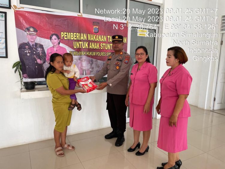 Kapolsek Dolok Silau, AKP Josia bersama Ketua Bhayangkari Ranting Dolok Silau, Ny Netty J Simarmata memberikan makanan tambahan untuk anak yang mengalami stunting, Sabtu (20/05/2023)
